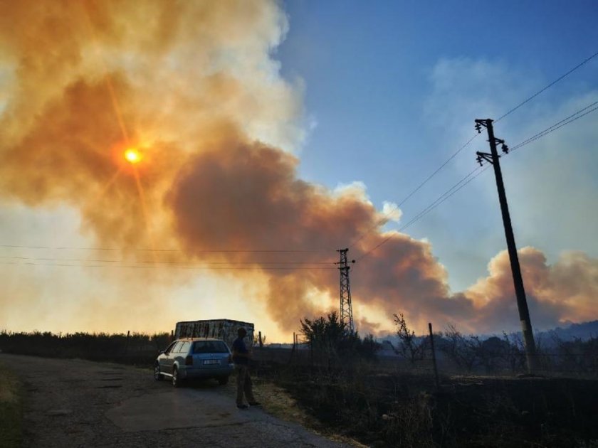 Две от трите огнища на новия пожар в Старозагорско са овладени