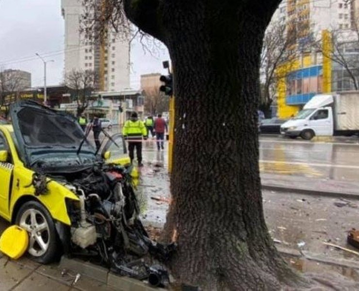 Таксиджия бере душа след удар в дърво на пътя Ясеновец-Разград