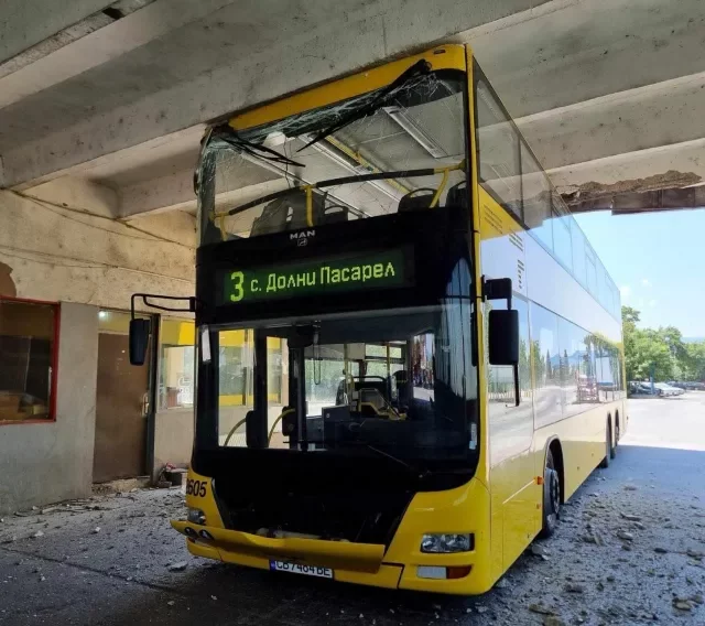 Двуетажен автобус се заклещи в гараж в София (СНИМКИ)