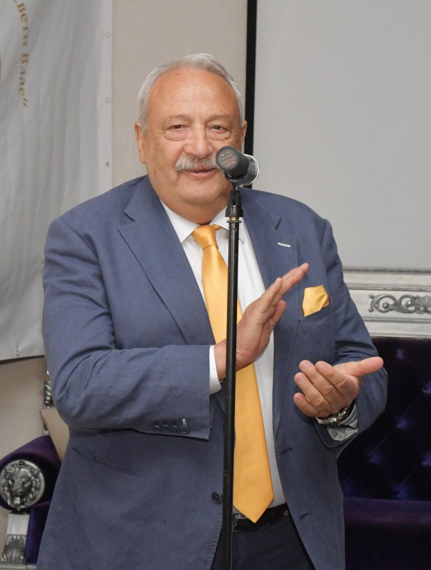 81-годишният Иван Гарелов е паднал по стълбите в хотел Палас.