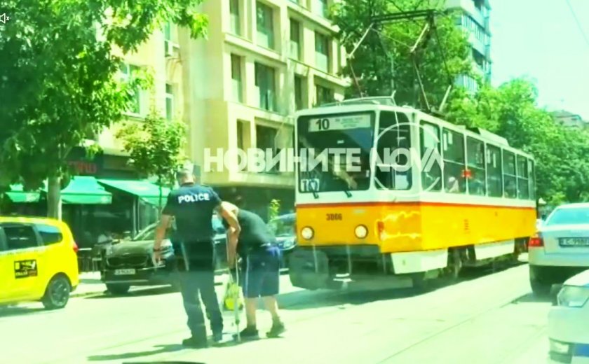 Полицай спря движението на булевард в София, за да преведе възрастен човек