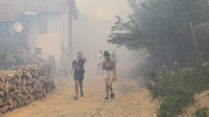Четири хеликоптера и два самолета ще гасят пожара край село Воден