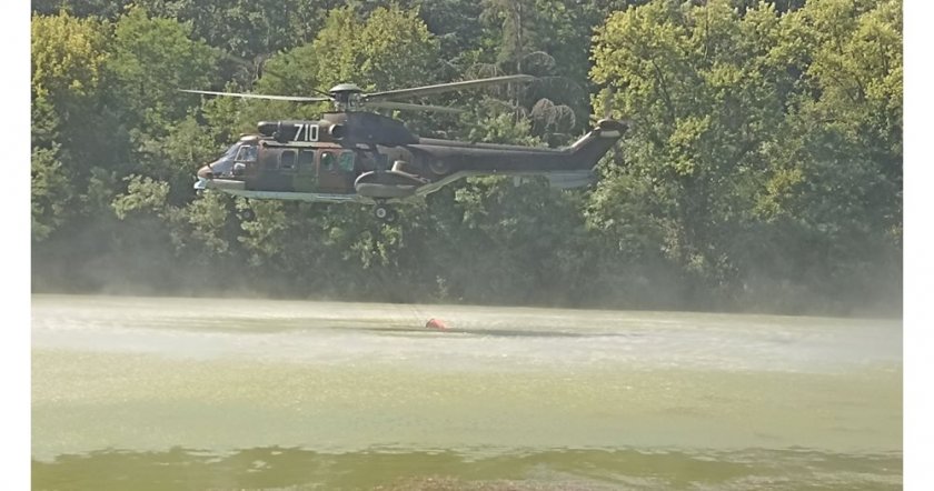 Два хеликоптера и военни се включват и днес в гасенето на пожара край Воден