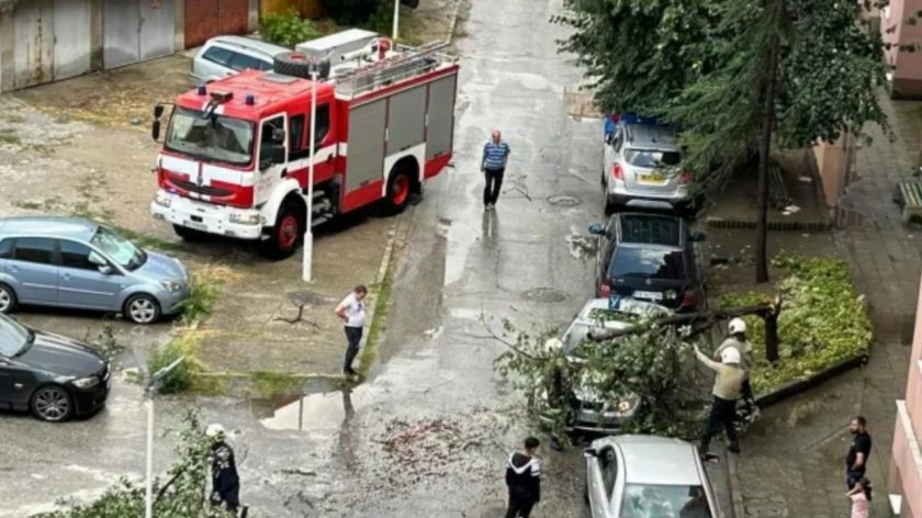Силна буря, придружена с гръмотевици и силен дъжд, се разви