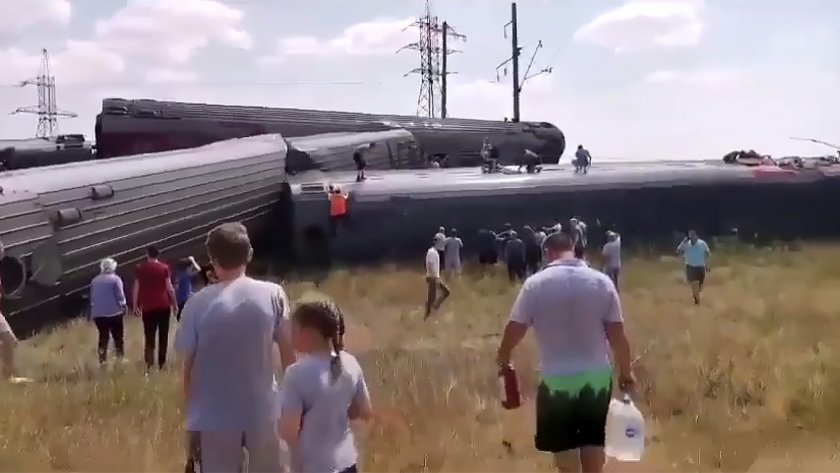 Влак с 1000 души катастрофира в Русия