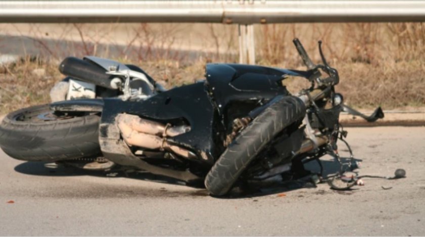 Трагедия на АМ "Тракия", загинаха моторист и спътничката му