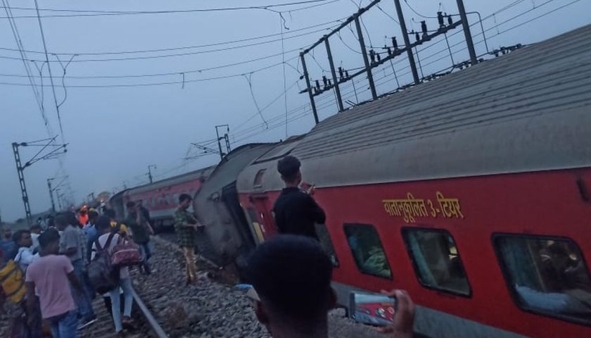 Влак дерайлира в Индия, загиналите са най-малко двама