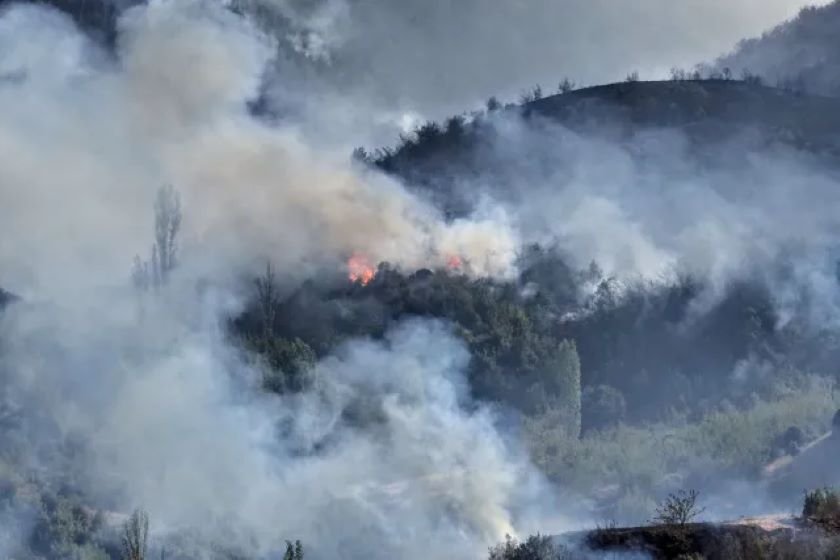 Локализиран, но все още не е потушен пожарът в Струмяни