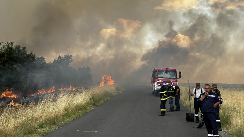 Пожарът на българо-гръцката граница е изпепелил 11 хил. дка и още гори 