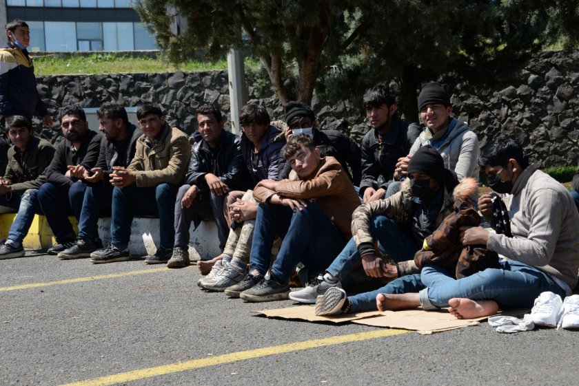 Разбиха голяма мрежа за трафик на мигранти от Турция към остров Родос