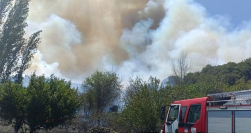 Евакуират села край Струмяни, огънят върви към македонската граница