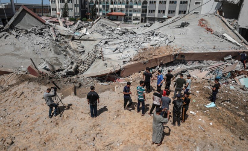 Израел удари по училище в Газа, най-малко 30 души са мъртви
