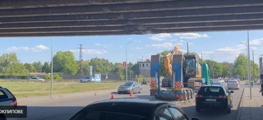 Камион, натоварен с багер, се блъсна в надлез в Казанлък, има задръстване
