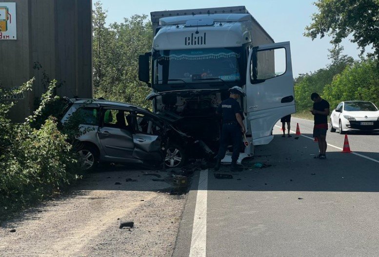 Тир помете автомобил на Подбалканския, шофьорът на колата загина