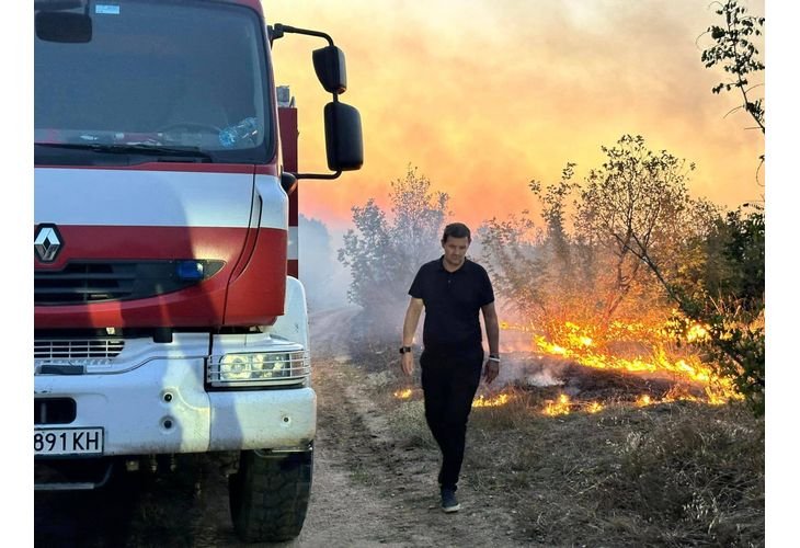 Потушен е пожарът на военния полигон "Корен"