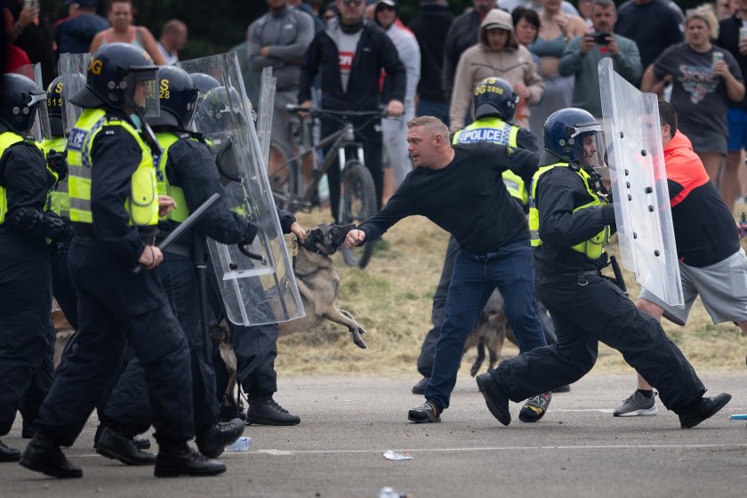 Киър Стармър свика спешна среща заради протестите във Великобритания