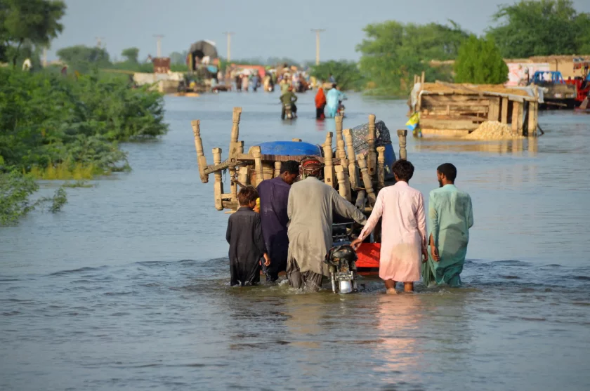 Наводнения в Пакистан отнеха живота на най-малко 30 души