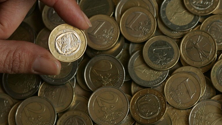 Служител на МВР в Македония арестуван, секъл менте монети по 2 евро 