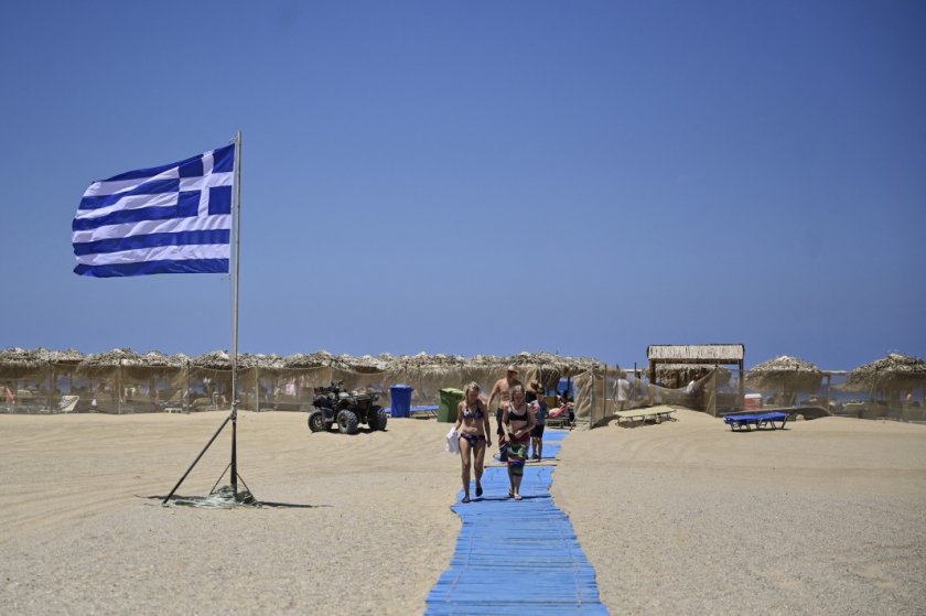 И те като нас: Половината гърци не могат да си позволят почивка това лято