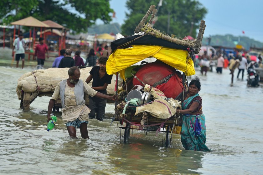 11 загинали и стотици в неизвестност след проливни дъждове в Индия