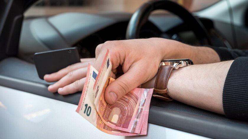 Наглост: Шофьор с положителна проба за два вида наркотици опита да подкупи полицаи в Бургас