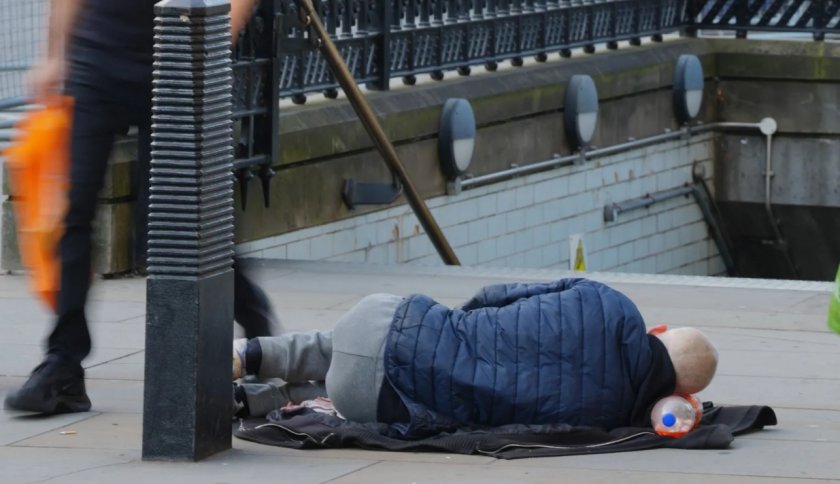 Бездомниците по улиците на олимпийската столица Париж се увеличават