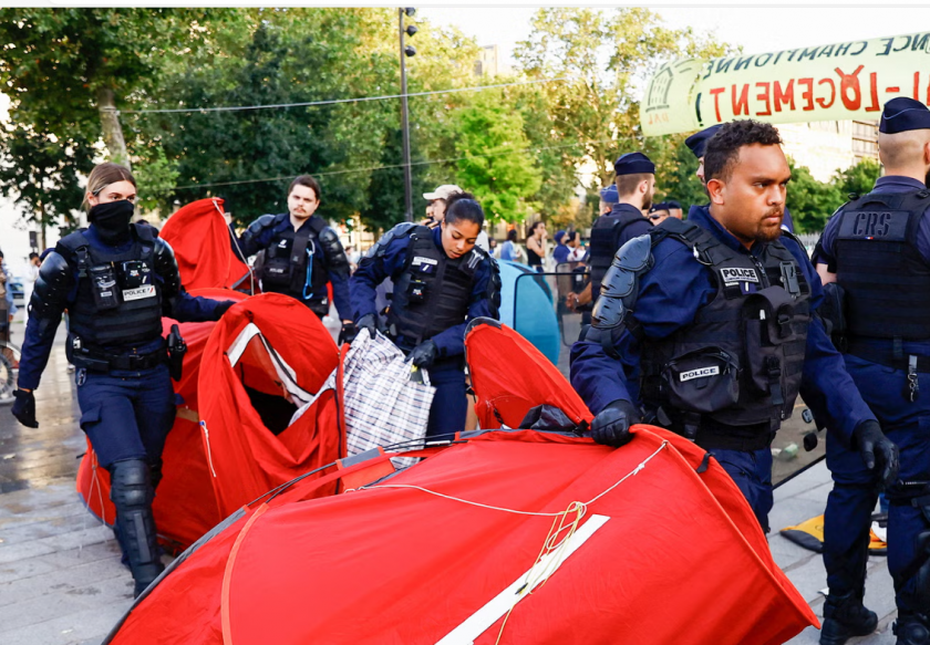 Насион е метростанция в източната част на Париж, далеч от