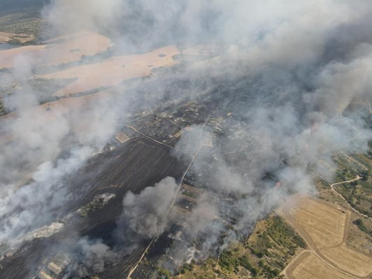 Вертолет Ми-17 гаси пожара край Харманли 