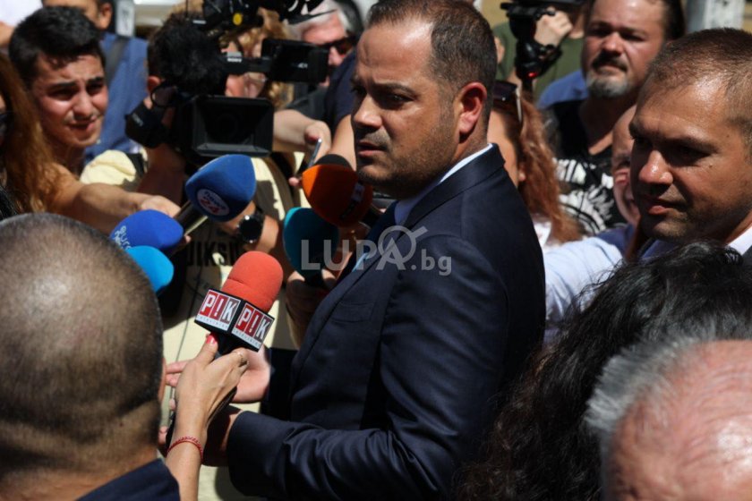 Пристигнаха първите полицаи на събитието в подкрепа на Калин Стоянов.
