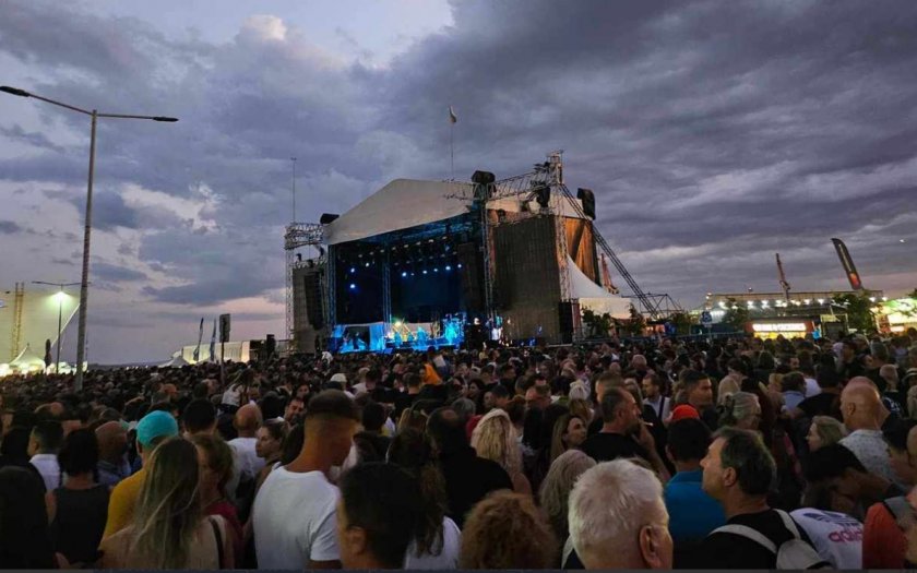 Треска: 15 000 фенове чакат Лени Кравиц да излезе на сцената в Бургас 