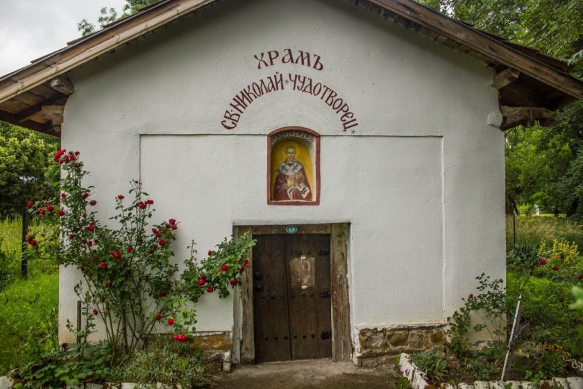 Старинна икона на Света Богородица с младенеца излагат за поклонение в село Долни Раковец