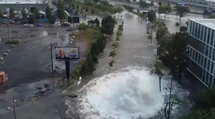 Зрелищно: Водопровод избухна в Монреал (ВИДЕО)