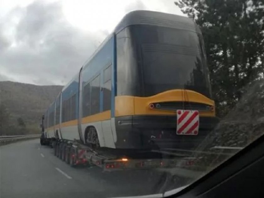 Уникум: Трамвай лети по магистралата по пътя към София