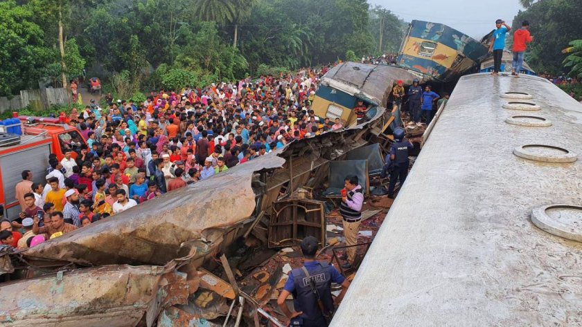 16 загинали при катастрофа на влак в Бангладеш