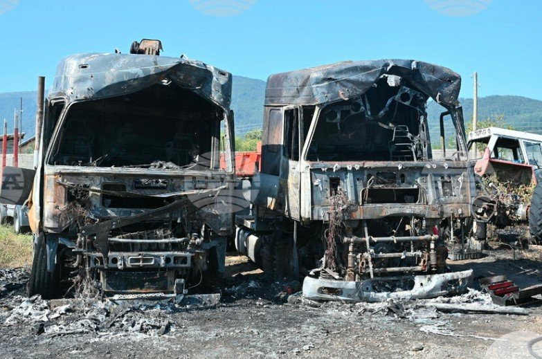 Подпалиха камиони в село Бързия