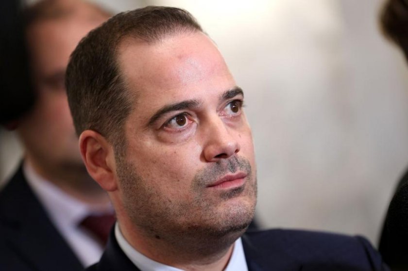 Калин Стоянов предаде властта на Атанас Илков. Ябълката на раздора за съставяне