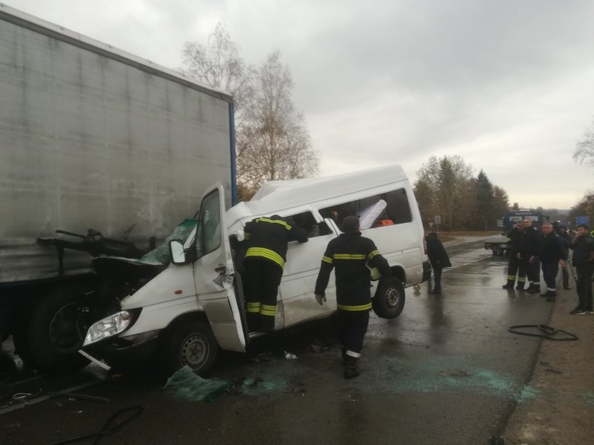 Бус за дограми се вряза в тир край Русе