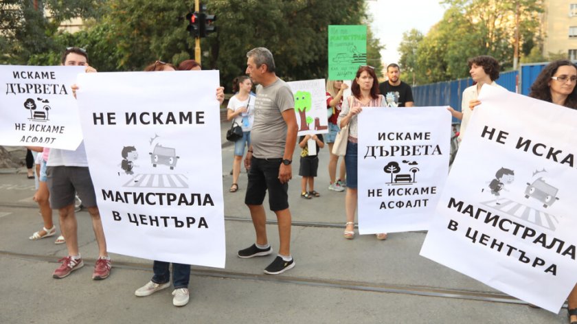 Протест на ул. "Опълченска" в София заради изсичането на дървета