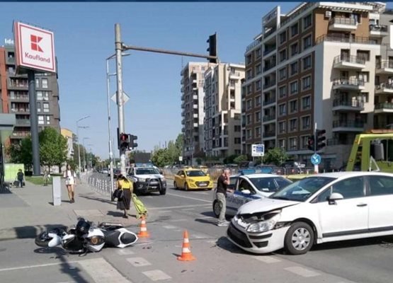 Мотор и кола се помляха на "Тодор Каблешков" в София (СНИМКИ)