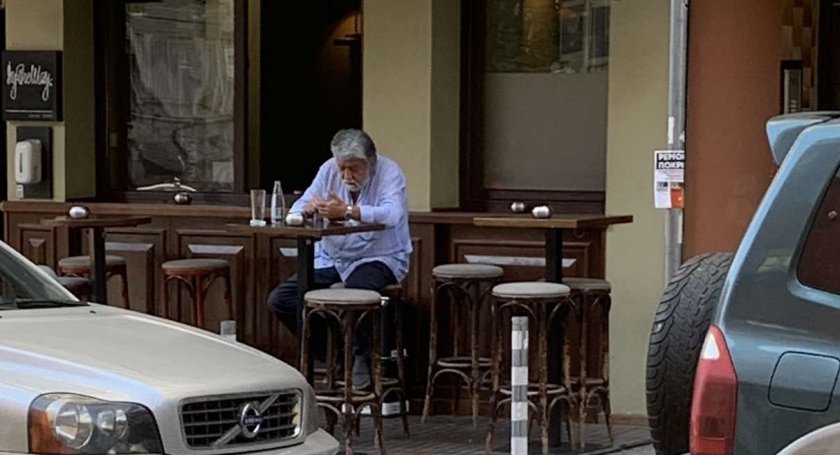 Вежди Рашидов си пие кафето в популярен бар на Раковска,