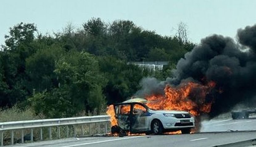 Кола се преобърна в София, след което се запали (СНИМКИ)