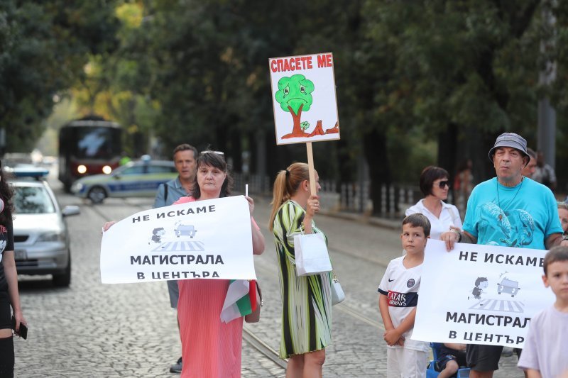 Граждани се събраха на пореден протест на ул. Опълченска“ в