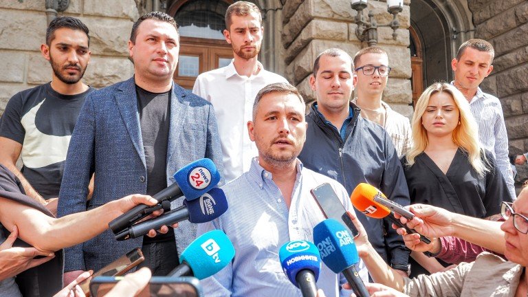 Младежкото ДПС на Ахмед Доган пази пред ЦИК, за да