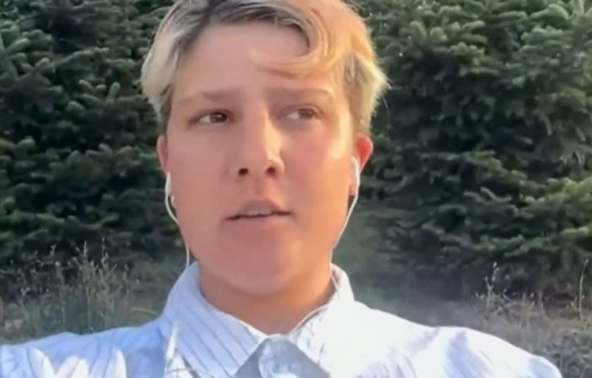 Млада жена, която в знак на протест написа убийци пред руския