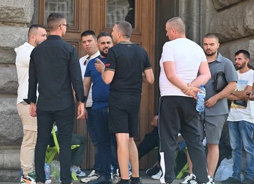 Хора от двете групи в ДПС - на Делян Пеевски