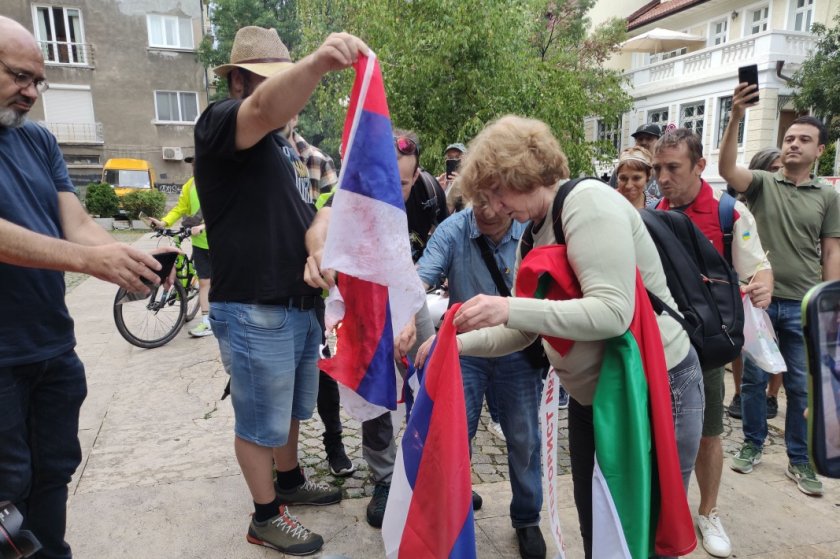 Активисти на БОЕЦ и симпатизанти на сдружението изгориха пред сградата