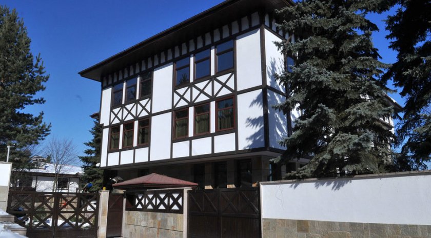 50 000 лв. наем е плащал годишно почетният председател на