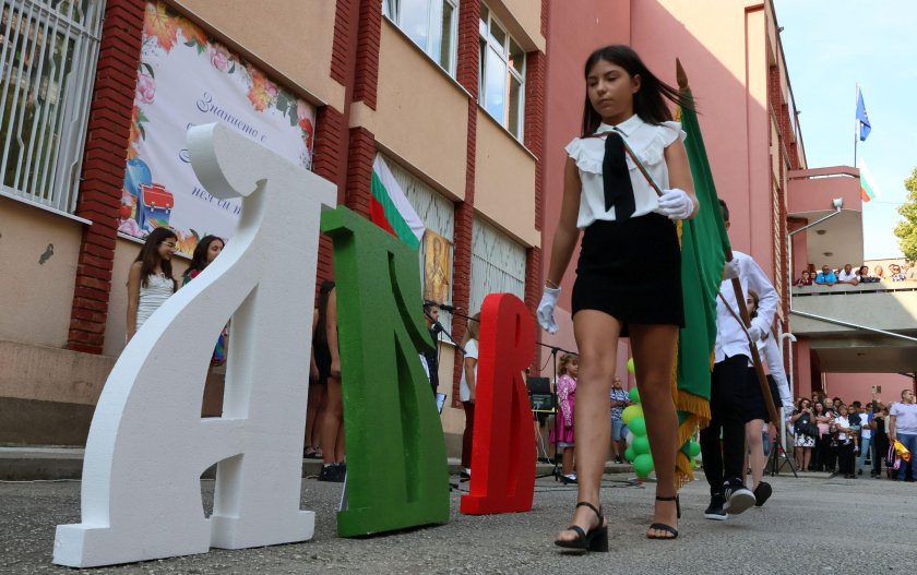Старт на новата учебна година. Над 2 300 училища отварят