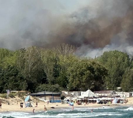 Извънредно! Страховит пожар до хотел в Каваци, изпращат екипи от Бургас и Приморско да гасят пламъците