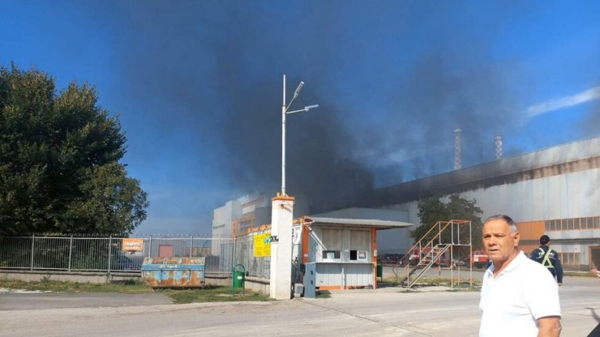 Пожар избухна в завод за хартия в Стамболийски (СНИМКА)